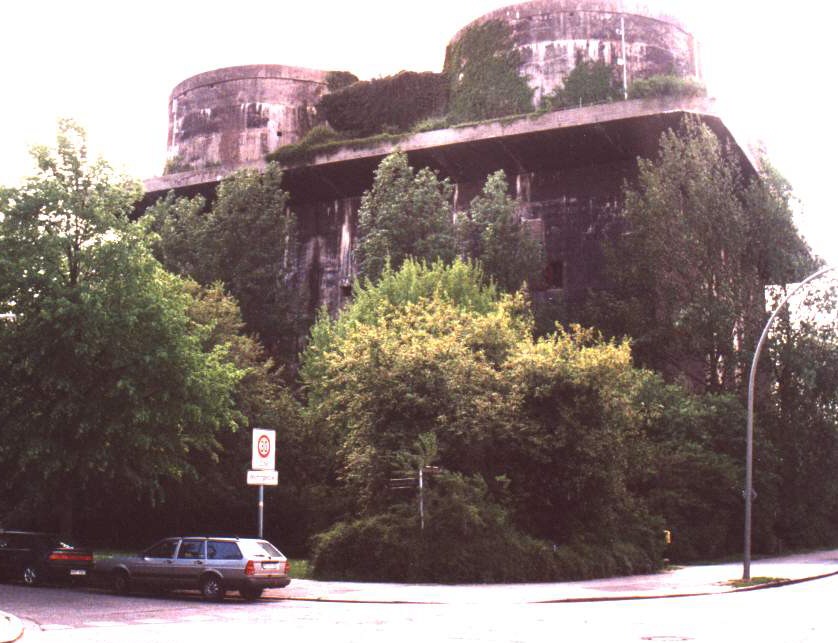 Der Koloss von Wilhelmsburg, inzwischen von der Natur eingemeindet...